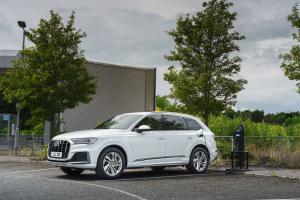 Audi Q7 55 TFSI e Quattro S-Line 2020 года  (UK)